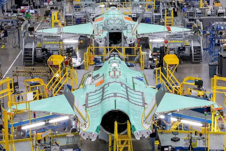 Înarmarea României se pune la cale la Cluj.  Întâlnire importantă la care participă trei miniștri, dar și reprezentanți ai Lockheed Martin sau Rheinmetall