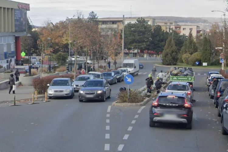 Pista de biciclete din Cluj, transformată în parcare! Marcajele au dispărut complet, mașinile au pus stăpânire: „Nu se mai vede deloc traseul!