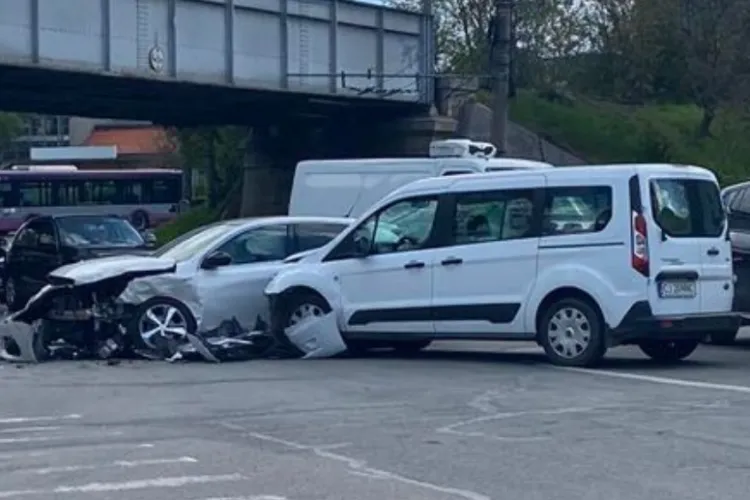 Accident violent în Cluj-Napoca! Două mașini s-au făcut praf în plină zi! Două persoane, consultate de echipajul medical FOTO 