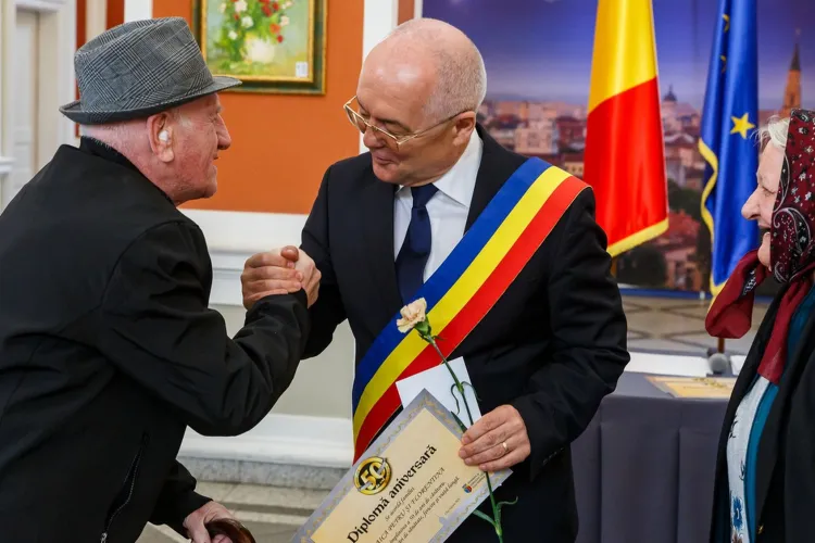 Sărbătoare la Cluj-Napoca! Aproape 100 de cupluri care au trecut testul timpului au fost premiate de primarul Emil Boc. Câți bani au primit