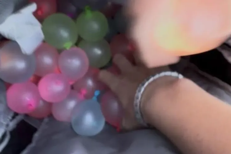 Un clujean reclamă un grup de adolescenți care ar fi aruncat cu baloane cu apă după trecători în Florești. „Mi-a zburat un balon pe lângă cap!”