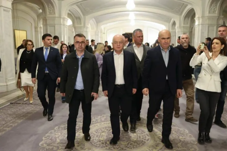 Emil Boc sare în apărarea lui Ilie Bolojan, după ce PSD a decis să dea jos Guvernul: „Am văzut și eu cămara. Dacă e greu, să fie greu pentru toată lumea”