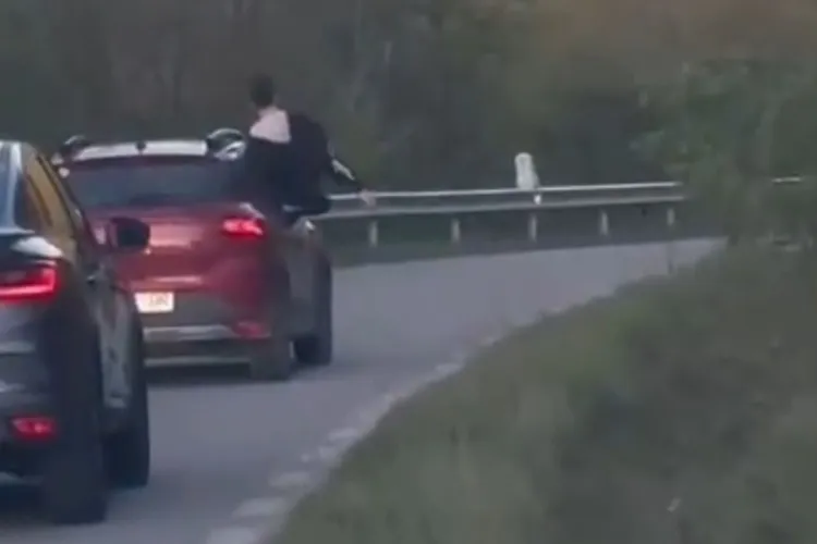 Cum „l-au premiat” polițiștii clujeni pe șoferul care și-a lăsat prietenul cocoțat pe geam în timpul mersului. Amenda i-a fost învățătură de minte