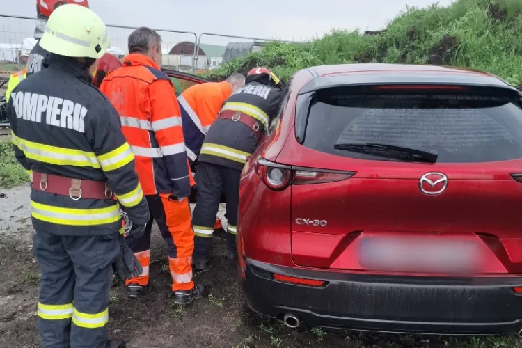 Accident în Cluj! O mașină a ieșit de pe carosabil, iar un bărbat a fost transportat de urgență la spital. A intervenit descarcerarea