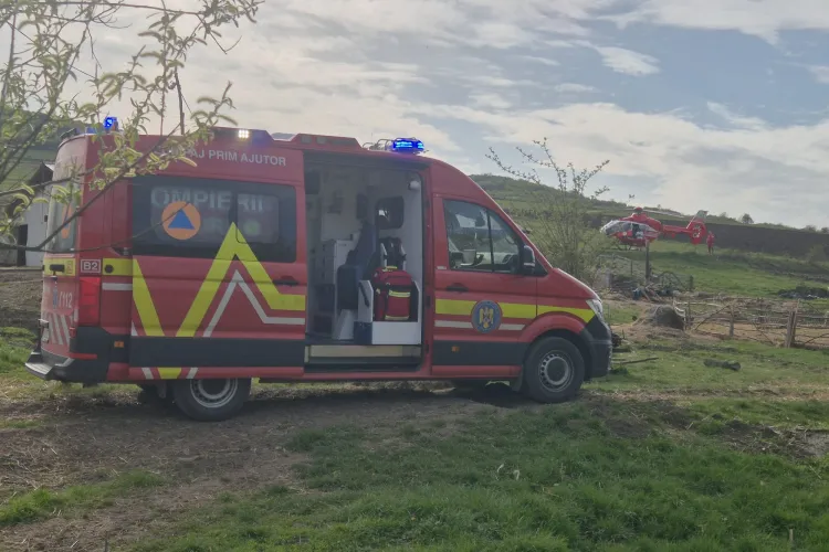 VIDEO. Un clujean de doar 20 de ani grav rănit, în urmă cu puțin timp, de utilajul agricol al unui tractor. S-a trimis elicopterul SMURD