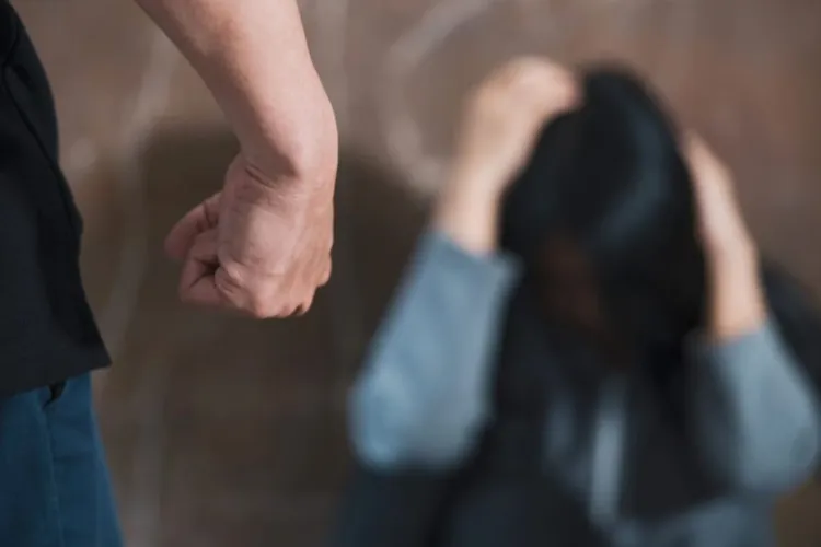 Lege istorică promulgată de Nicușor Dan: România face un pas decisiv în lupta împotriva violenței asupra femeilor. Agresorii vor fi aspru pedepsiți