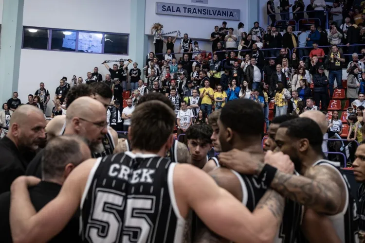 Victorie obținută cu nervii tari: U-BT Cluj-Napoca învinge dramatic la Sibiu și duce seria spre un posibil final la Cluj