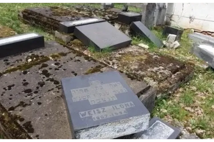 Cimitir evreiesc din Transilvania, vandalizat! Polițiștii îi caută pe vinovați: „Reprezintă o amenințare reală”
