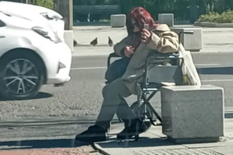 „Doamna în cărucior” reapare în Cluj: Surprinsă în Mărăști în timp ce „vâna” ajutor. „Dacă cineva vrea să facă un ‘side quest’ o găsiți aici” - VIDEO