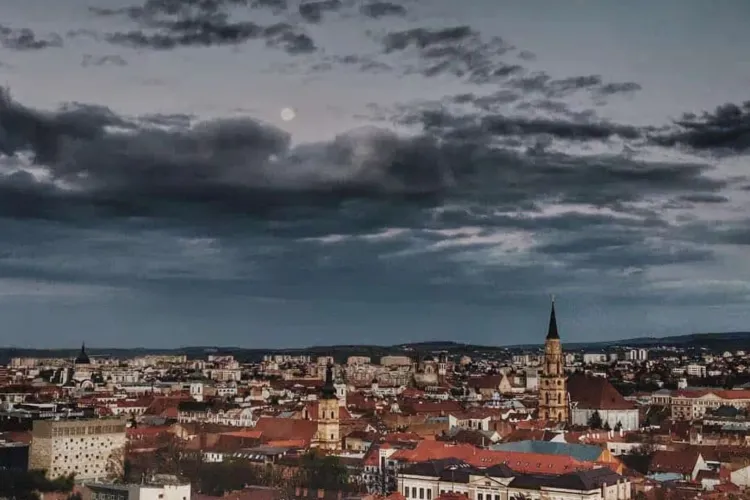 Vreme capricioasă în România: De la zile calde la frig, vânt puternic și precipitații mixte în doar câteva ore