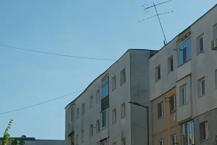 O antenă de pe un bloc din Gherla stă să cadă în orice moment peste localnici: Un clujean cere rezolvarea problemei. „Se clatină la fiecare rafală!”
