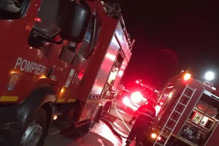 Incendiu violent în miez de noapte! 25 de persoane evacuate din cauza fumului! O femeie, transportată de urgență la spital