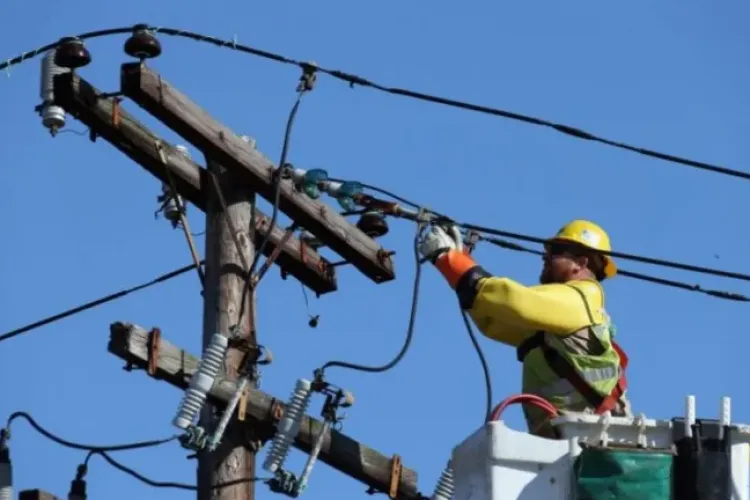 Fără electricitate ore bune! Mai multe străzi din Cluj-Napoca vor fi afectate de întreruperi de curent 