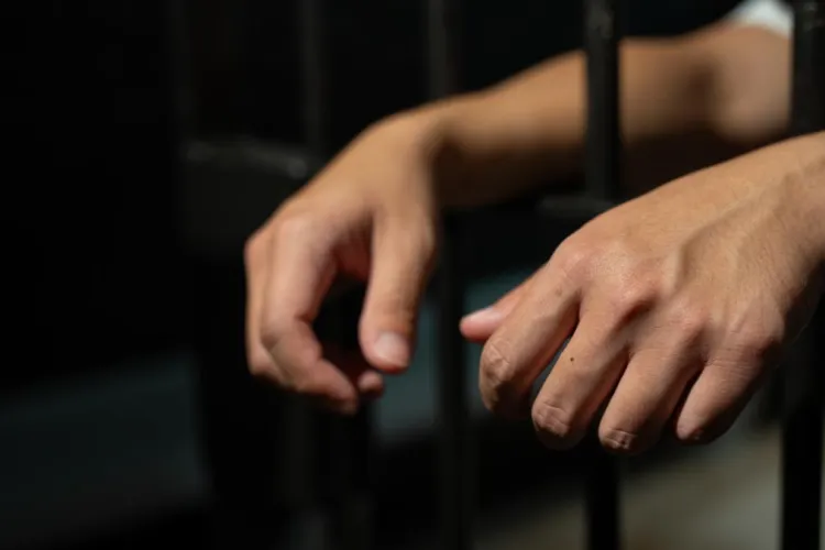 Scenariu de film în Cluj! Trei bărbați și-au bătut crunt colegul de celulă și au încercat să îl taie cu un ciob: Victima a necesitat îngrijiri medicale