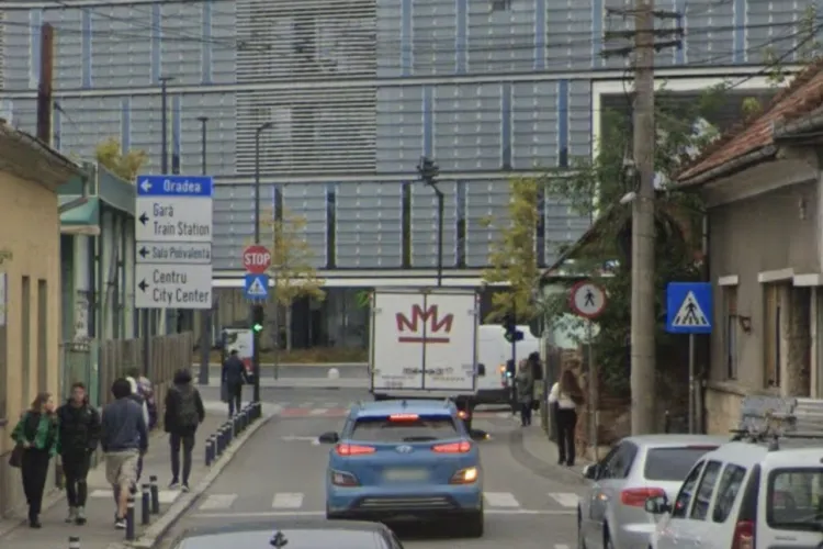 Trotuar de coșmar pe o stradă din Cluj! Nu încape nici un cărucior, oamenii merg pe carosabil ca să poată trece: „E un pericol iminent”