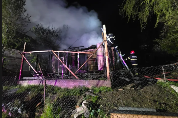 Cluj- O casă a luat foc: Flăcările au cuprins toată locuința, iar oamenii s-au evacuat cu ajutorul vecinilor. Ore în șir a durat intervenția pompierilor