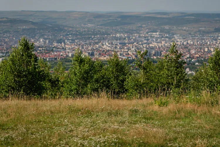 Vrei casă lângă Cluj? Pregătește-te să plătești mai mult decât în capitală! Prețurile din zona metropolitană au explodat, iar cifrele sunt șocante