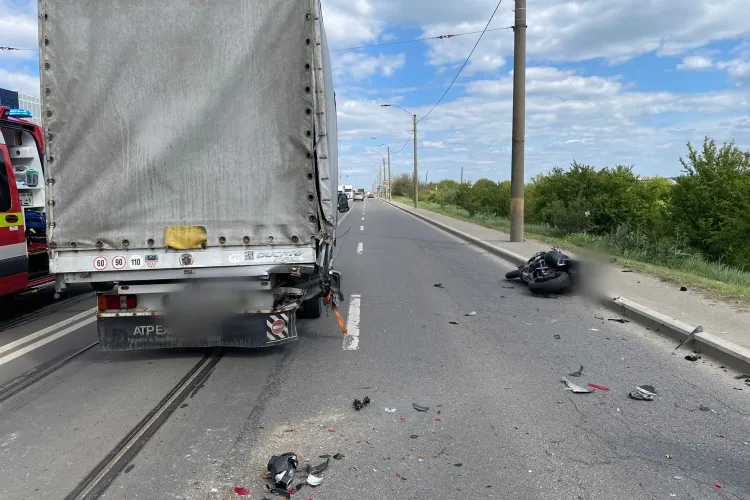 Grav accident pe Bulevardul Muncii în Cluj-Napoca, între o dubă și o motocicletă! O tânără este inconștientă! A intervenit SMURD-ul 