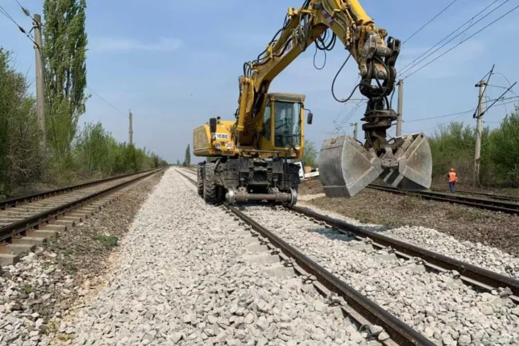 Mersul trenurilor, dat peste cap de lucările la calea ferată. Clujenii se vor da jos din tren și vor lua autobuzul, în funcție de traseu
