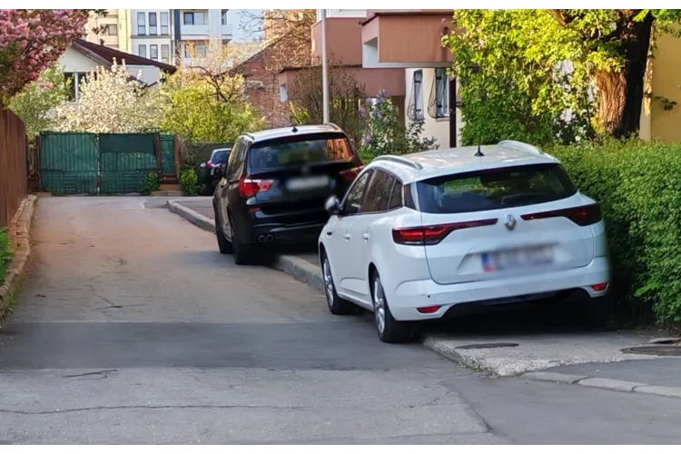 Parcare haotică în Cluj-Napoca! Trotuarul, transformat în „parcare privată” de doi șoferi fără nicio jenă