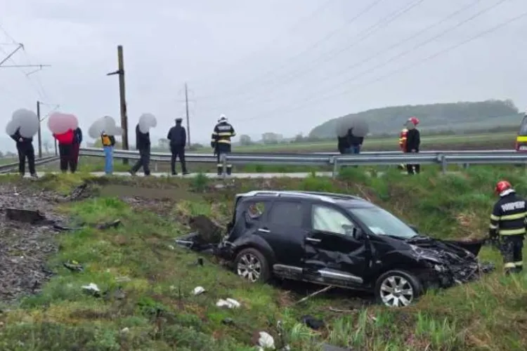 Mașină lovită de trenul Cluj-Bistrița, în care se aflau 100 de călători. Șoferul a fost transportat la urgență 