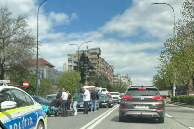 Accident în lanț cu trei vehicule pe Calea Florești din Cluj-Napoca. Un tânăr de 31 de ani, care era pe motociclu, transportat de urgență la spital