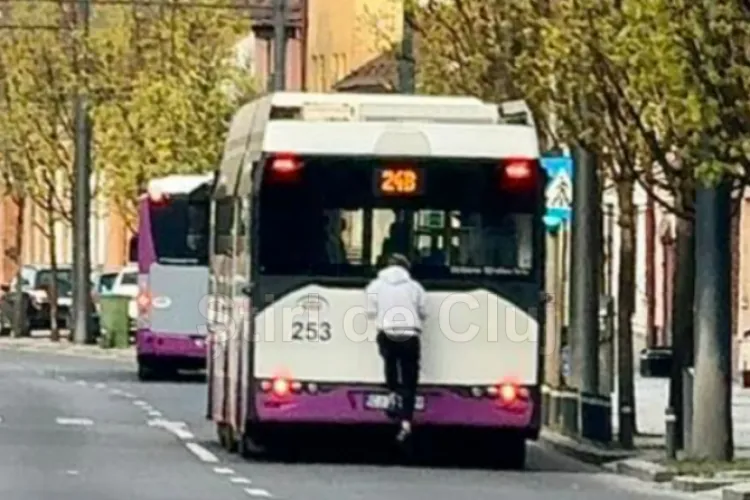 Șocant! Un tânăr a mers agățat în spatele autobuzului 24B prin tot centrul Clujului: Ce o fi avut în cap? Oricând putea să cadă și se nenorocea pe viață!