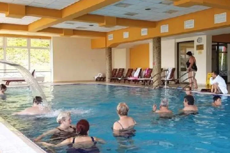 Mii de pensionari clujeni vor merge la băi în 2026 pe banii Guvernului. Cine are prioritate și ce condiții trebuie să îndeplinească seniorii