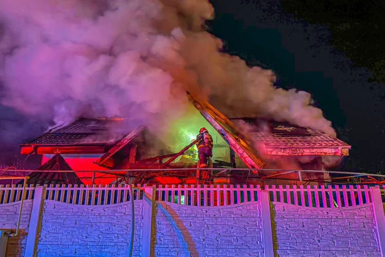 FOTO. Un preot de 66 de ani, găsit carbonizat de pompieri în locuința sa mistuită de flăcări! Focul ar fi izbucnit de la o lumânare