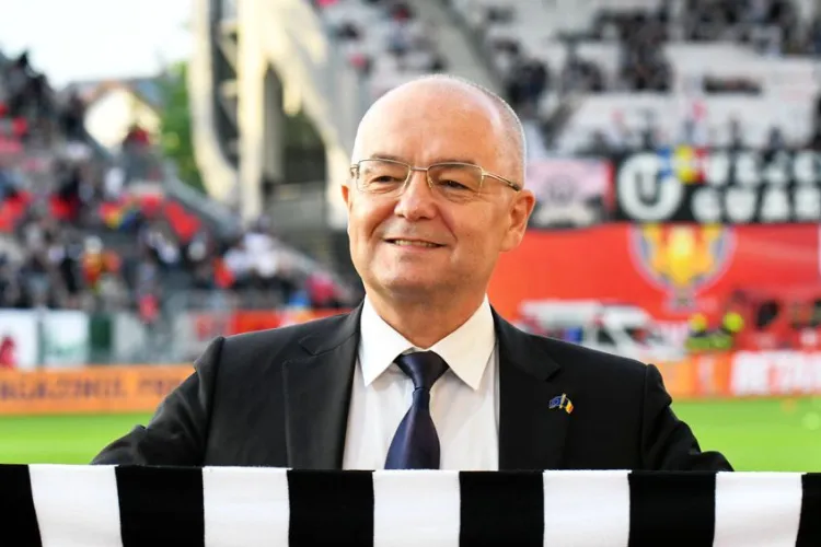Declarații savuroase de la Emil Boc după derby-ul Clujului: Între „Hai U!” și ironii fine la adresa arbitrului. „Recomandăm vitamina B pentru memorie”