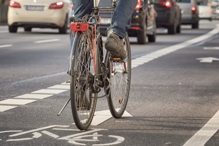 Scandal în traficul din Cluj! Un biciclist a fost urmărit prin centru și înjurat pe geam de un șofer care nu se asigurase la plecarea din loc