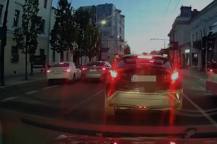 VIDEO. Șicanare urâtă în centrul Clujului! Doi șoferi „cocoși” s-au șicanat în trafic până s-au oprit pe banda de autobuz: „Mai ușor cu nervii!”