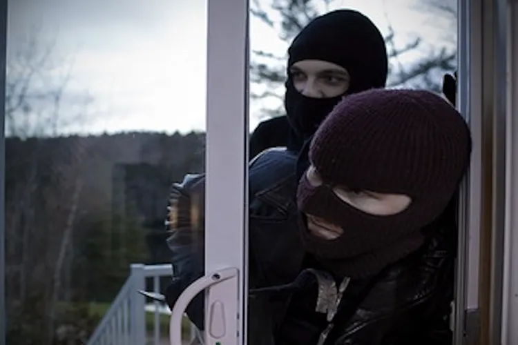 Doi clujeni au coborât dintr-un autobuz, au furat o trotinetă și au spart o casă în Cluj: Au forțat ușa casei și au plecat cu aproape 4 mii de euro