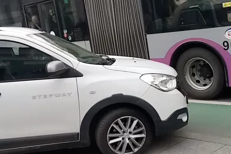 VIDEO. Întoarcere „a la Cluj” pe trotuar! Un șofer a rămas blocat după o manevră halucinantă: „Traficul e grotesc în orașul ăsta!”