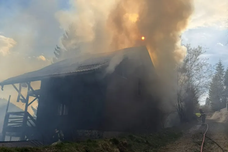 O cabană de la Beliș, Cluj, a luat foc în seara asta. Oamenii din interior s-au autoevacuat de urgență. Pompierii sunt încă la fața locului