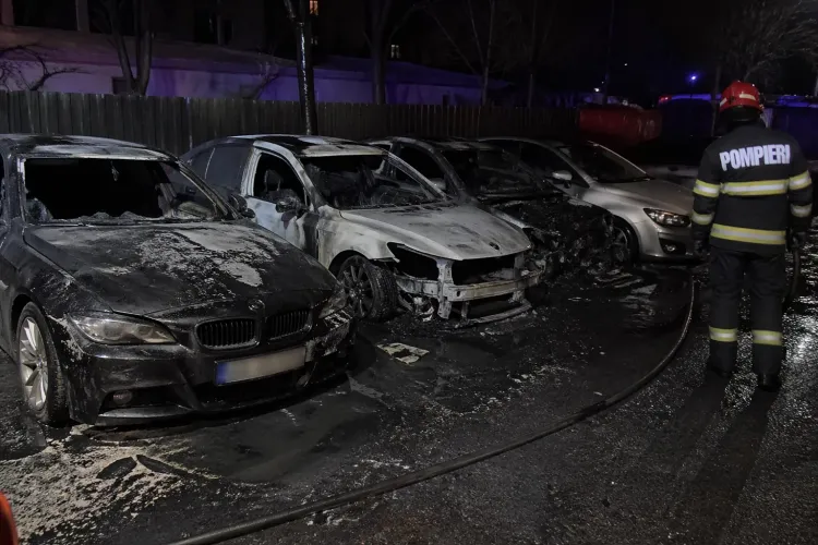 Trei indivizi periculoși au incendiat un BMW. Focul a aprins alte 3 mașini: Volvo, Audi și Renault. Unul a fost „sursa”, unul paza și al treilea a dat foc