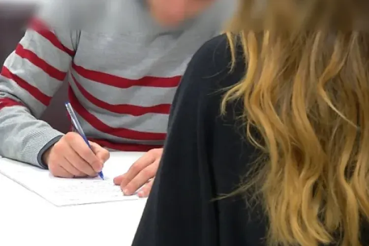 Caz șocant! Un profesor de 29 de ani a abuzat o minoră de 15 ani! Eleva va beneficia de consiliere psihologică