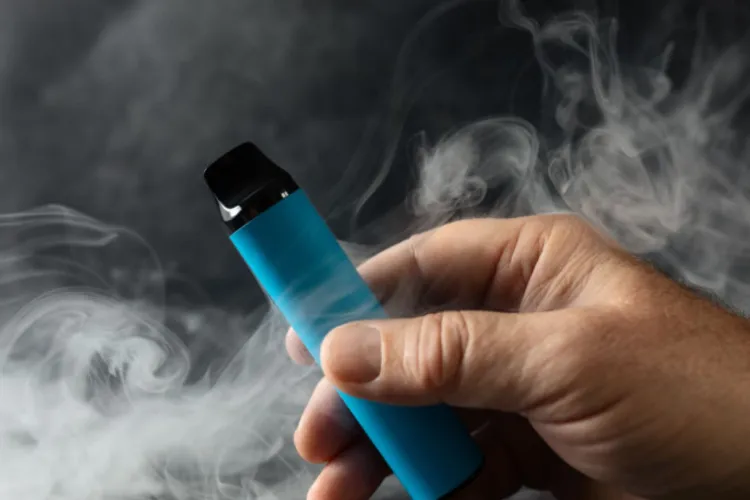 Vape-urile și țigările electronice, interzise în spațiile închise? Proiect de lege cu impact uriaș asupra fumătorilor din România