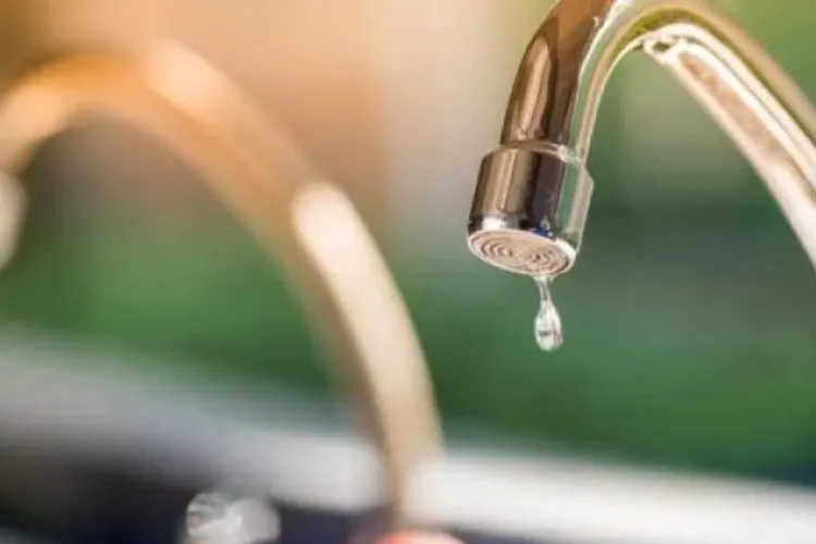 Probleme la rețeaua de apă din Cluj, din nou: Mai multe străzi rămân fără apă ore întregi, iar reluarea furnizării este estimată abia spre seară