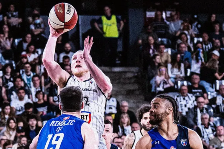 U-BT Cluj, spulberată pe teren propriu de Buducnost Podgorica. Echipa lui Mihai Silvășan a „încasat” 110 puncte, un record negativ pentru ultima perioadă