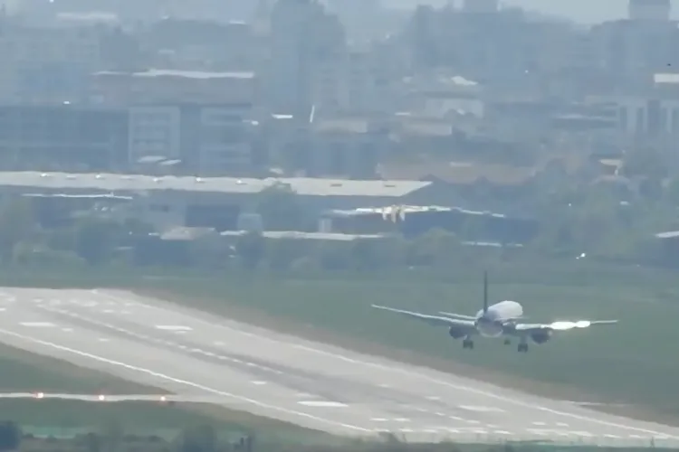 VIDEO. Imagini care-ți dau fiori cu aterizarea unui avion pe Aeroportul Cluj-Napoca: Pasagerii au trăit senzatii „tari” din cauza vantului!