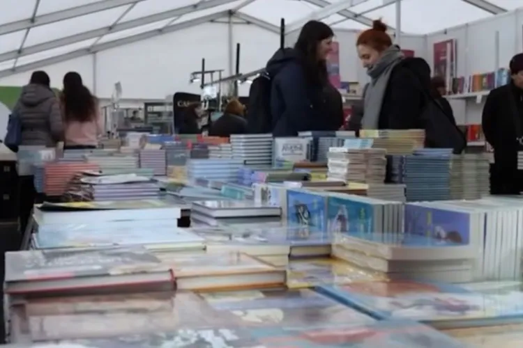 Cărțile cuceresc din nou Clujul: Târgul de carte Gaudeamus revine în Piața Unirii cu mii de titluri pentru toți. „Cartea are puterea de a forma”