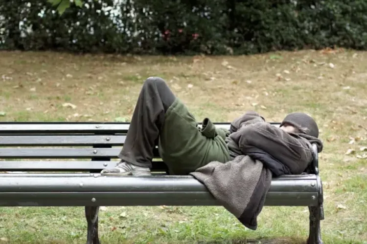 Oamenii străzii „invadează” un bloc din Cluj-Napoca! Locuitorii cer măsuri de urgență: „Dorm peste tot” 