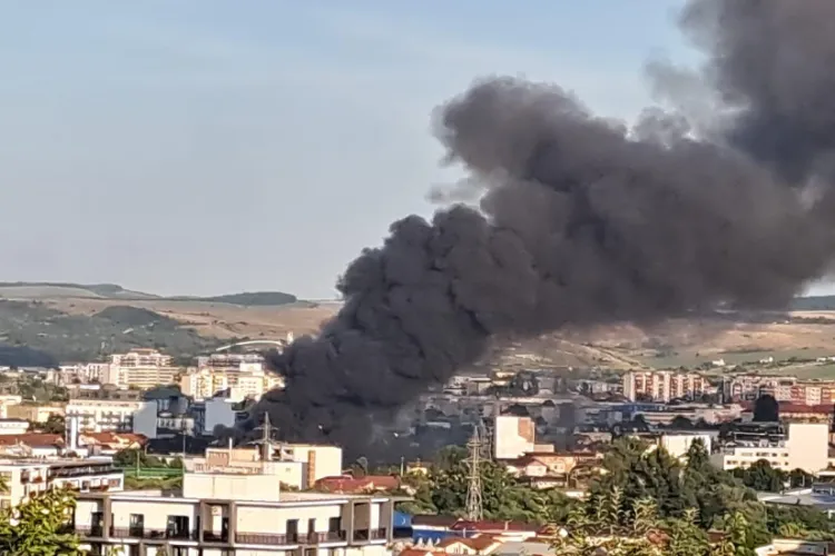 Incendiu la intrare în Cluj-Napoca, în Sânnicoară: O vopsitorie și o casă au luat foc Pompierii clujeni intervin chair acum cu mai multe echipaje