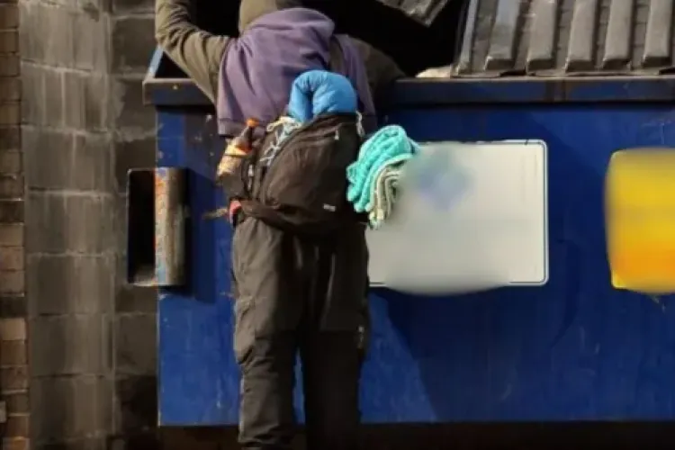 Grădina unui bloc din Cluj-Napoca a fost transformată într-un adăpost improvizat pentru oamenii străzii