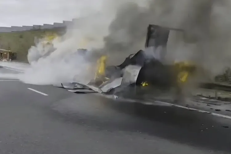  FOTO. Un TIR a fost făcut scrum pe autostradă! Pompierii s-au luptat cu flăcările puternice. Șoferul a scăpat cu viață