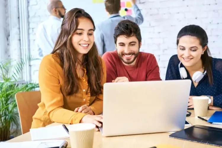 Paradox total pe piața muncii: Tinerii își deschid afaceri pe bandă rulantă, dar nu pot să se angajeze. România, în top și la coadă în același timp