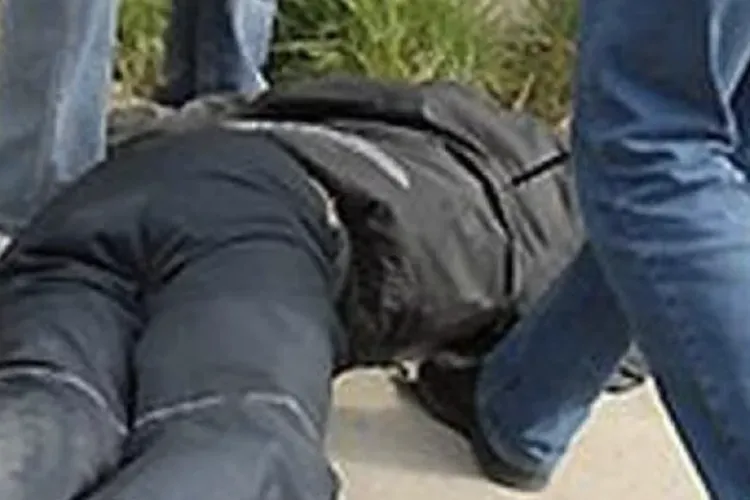 Scenă halucinantă pe un câmp din Cluj! Un muncitor a fost lovit cu brutalitate de un tată și fiul acestuia cu pumnii și cu o rangă