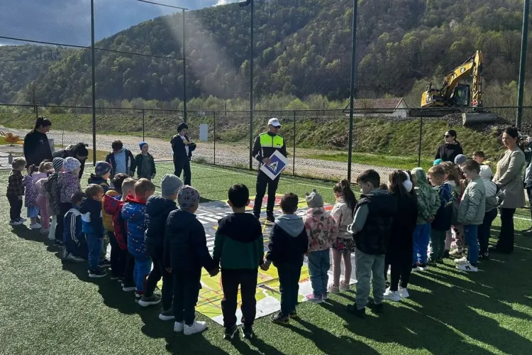 Sute de elevi din Cluj, transformați în polițiști pentru o zi: Cum au învățat regulile de circulație în condiții reale de trafic