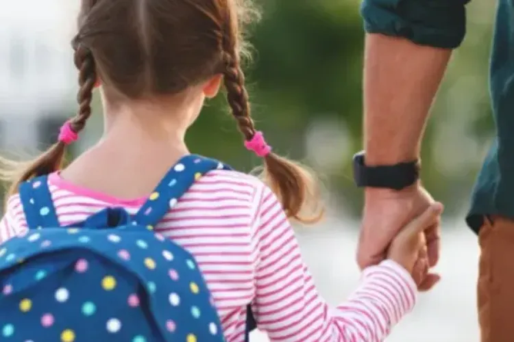 Copiii din Cluj-Napoca traversează zilnic un pod periculos fără nicio trecere de pietoni! Părinții cer soluții urgente